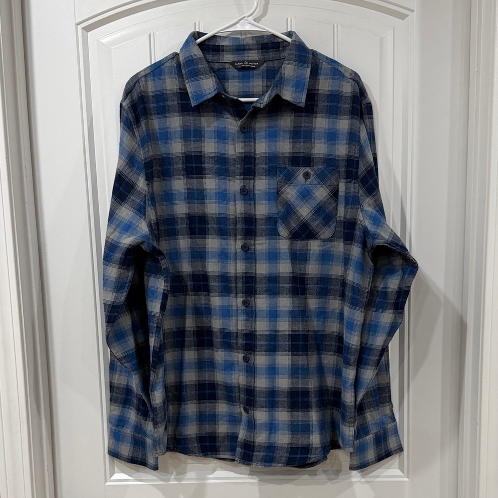 NWOT Alpine Design Navy and Light Blue Plaid Shirt